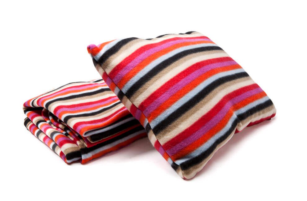 Σετ με μαξιλάρι και κουβέρτα σε διάφορα χρώματα