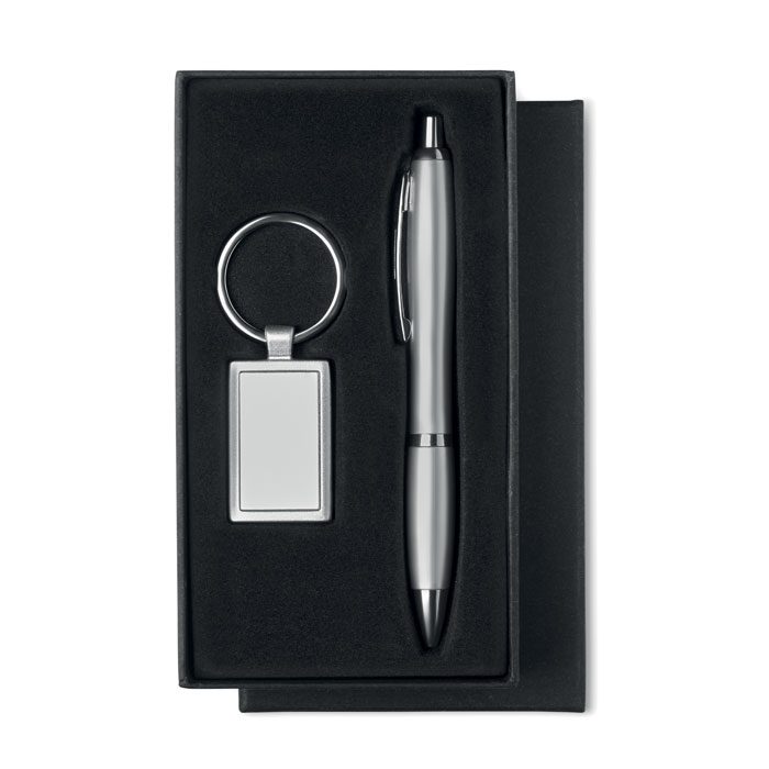 Σετ επαγγελματικού δώρου σε μαύρο κουτί που περιλαμβάνει πλαστικό στυλό με μπλε μελάνι και μεταλλικό φινίρισμα και μπρελόκ από αλουμίνιο