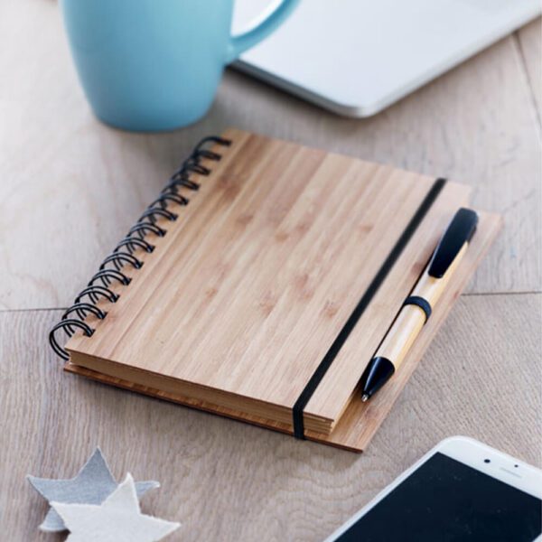 set-bamboo-spiral-notebook-a5-and-pen-9435_ambiente